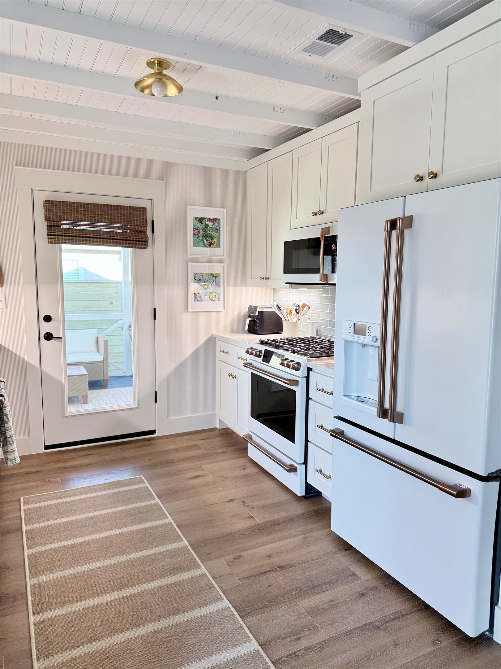Full kitchen with upgraded appliances