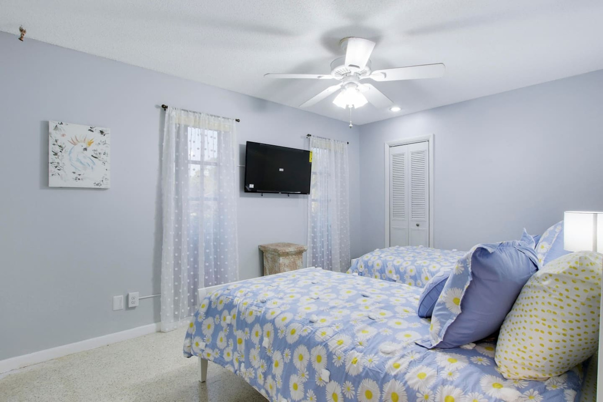 3rd bedroom with two twins and TV