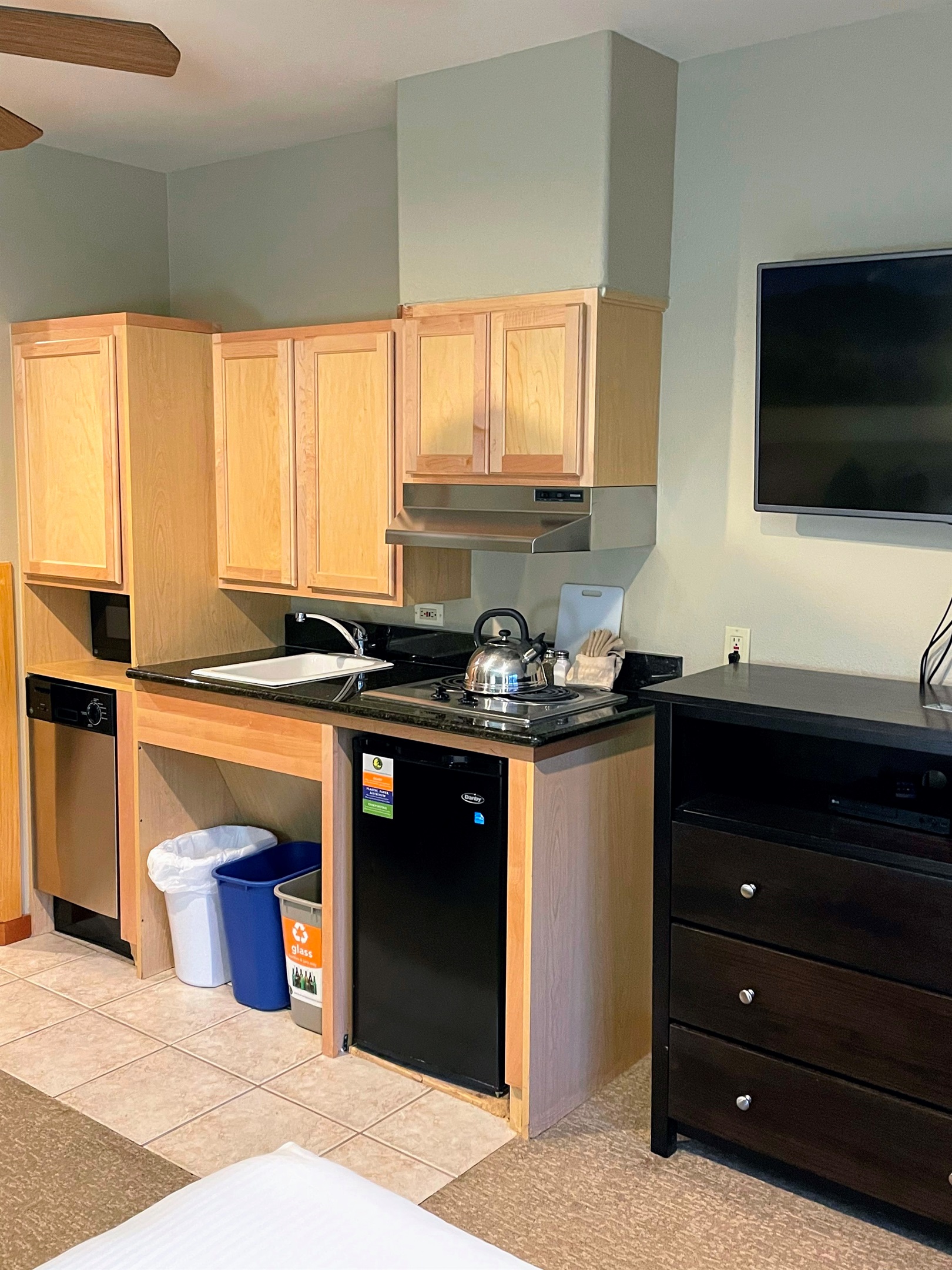 Kitchenette for lock-off 2nd bedroom 