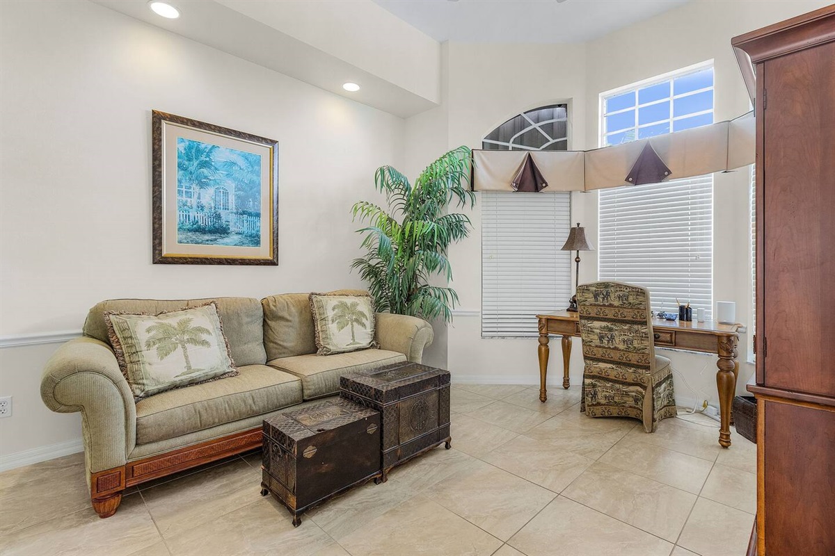 Enjoy a comfortable office space, ideal for staying connected and relaxed during your vacation!