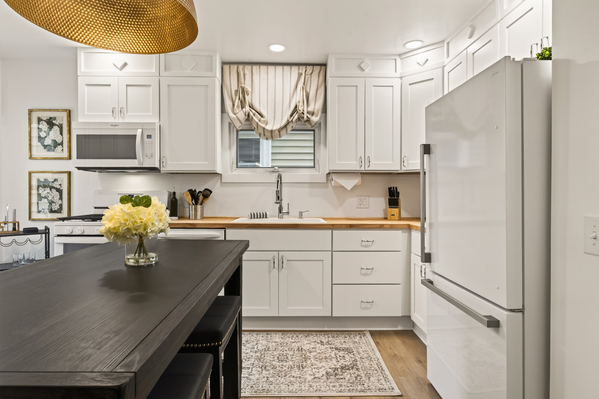 Dining area beside the kitchen