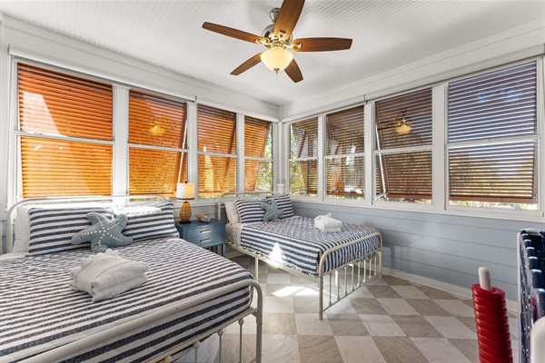 Bright Guest Bedroom with Blackout Rolldown Shades and two Double Beds