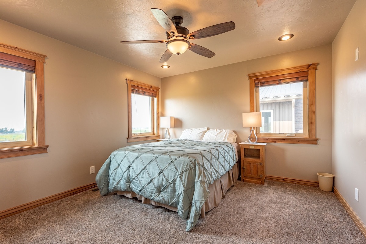 5th Bedroom -Queen Size Bed on 2nd Floor.