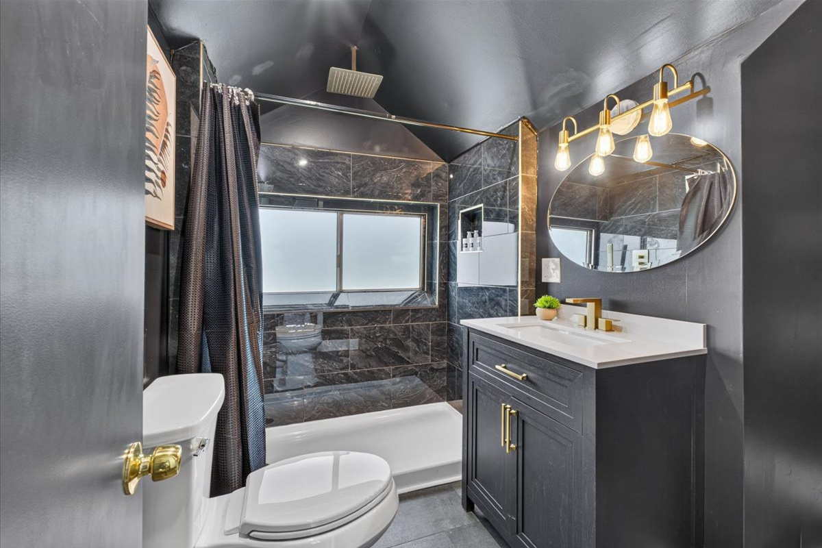 Fully equipped bathroom with plenty of amenities.

