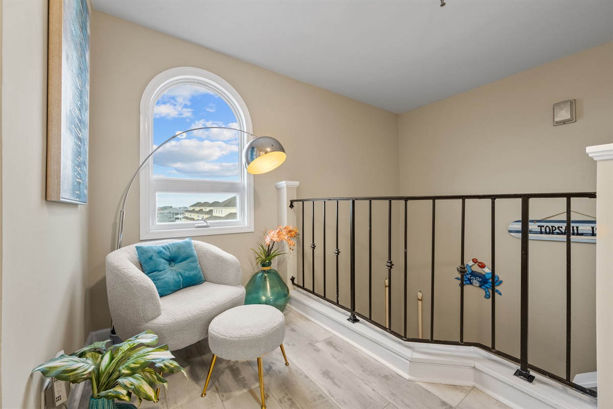 Relaxing upstairs retreat designed for slow mornings, good books, and breezy coastal views