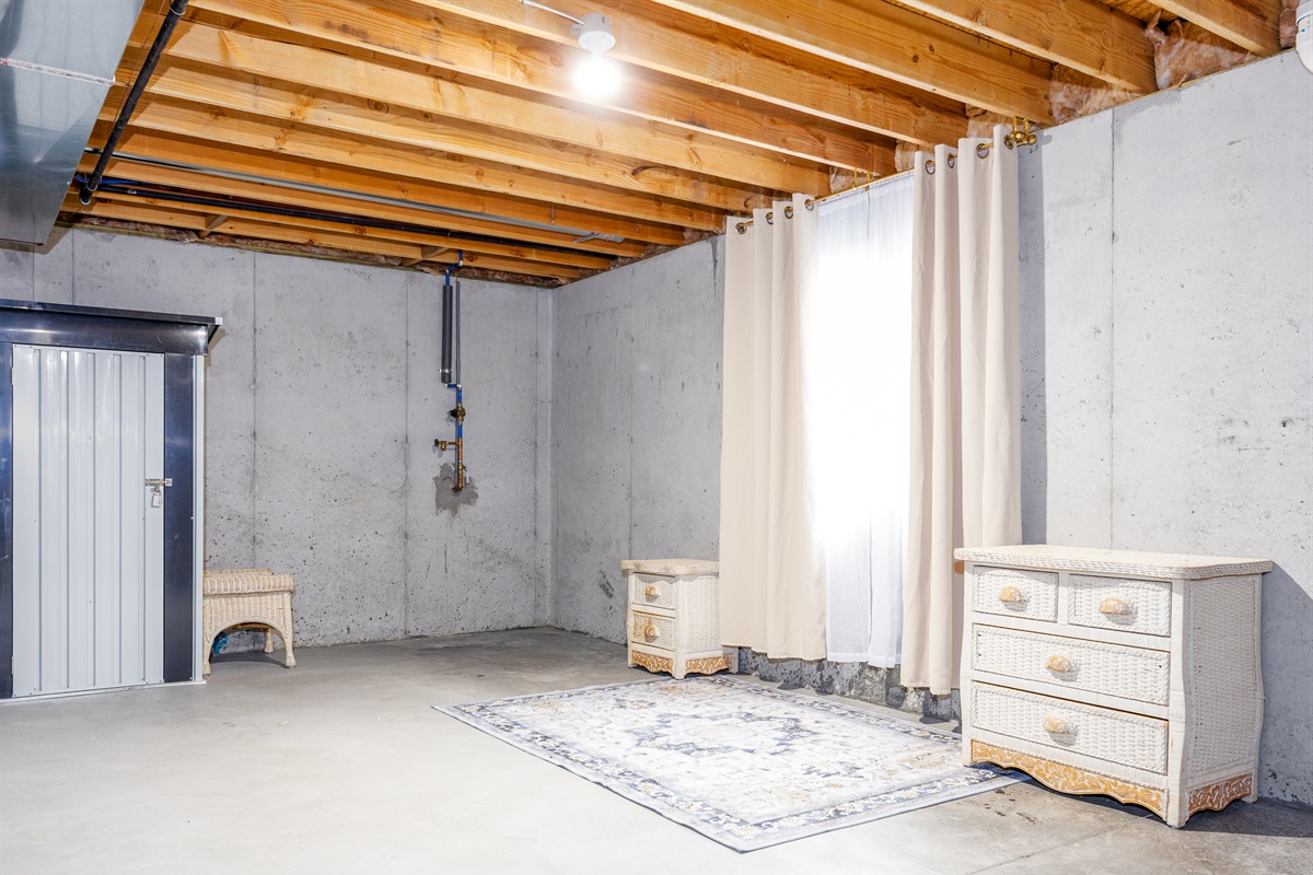 Expansive unfinished basement offers additional space and flexibility during extended stays. Ideal for storing luggage, sports equipment, or other bulky items.