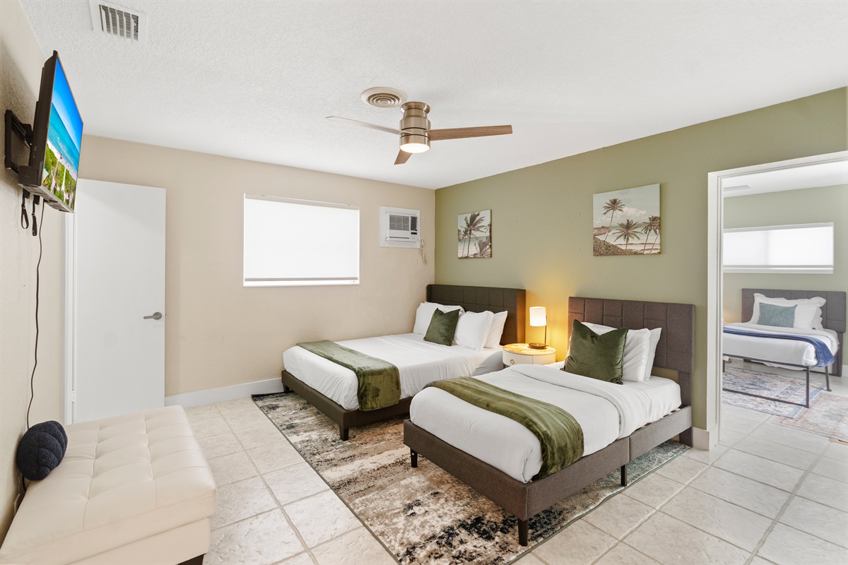 Queen Bed AND Twin Bed! 