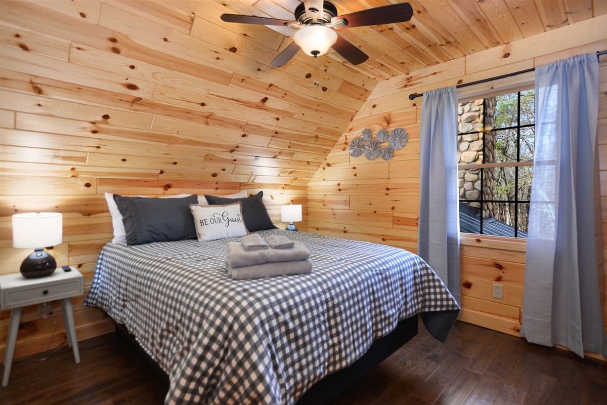 Guest Bedroom - queen bed