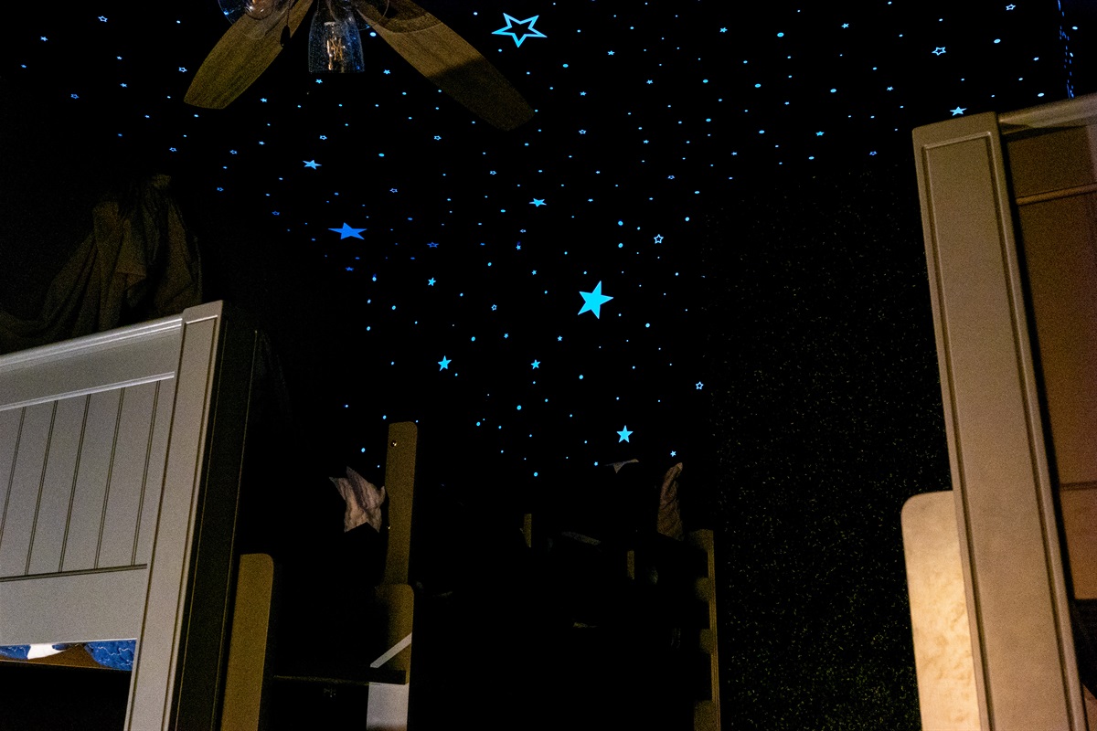 Glow star ceiling