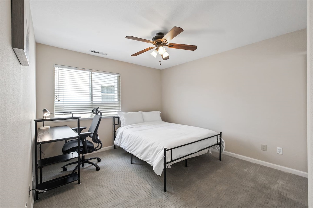 Bedroom 5 with Double bed + working desk and chair 