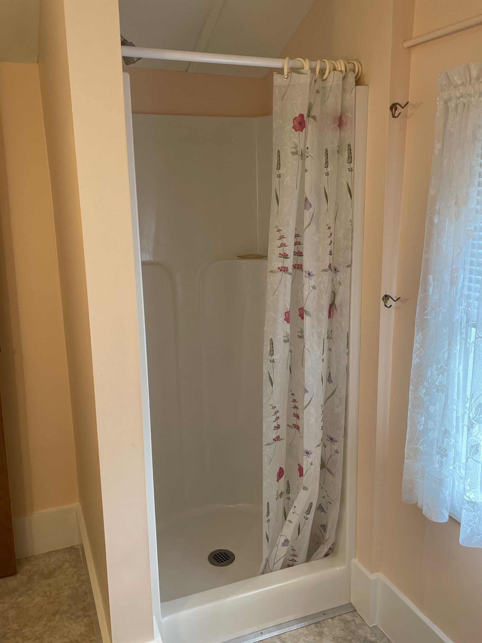 2nd floor bath w/ shower