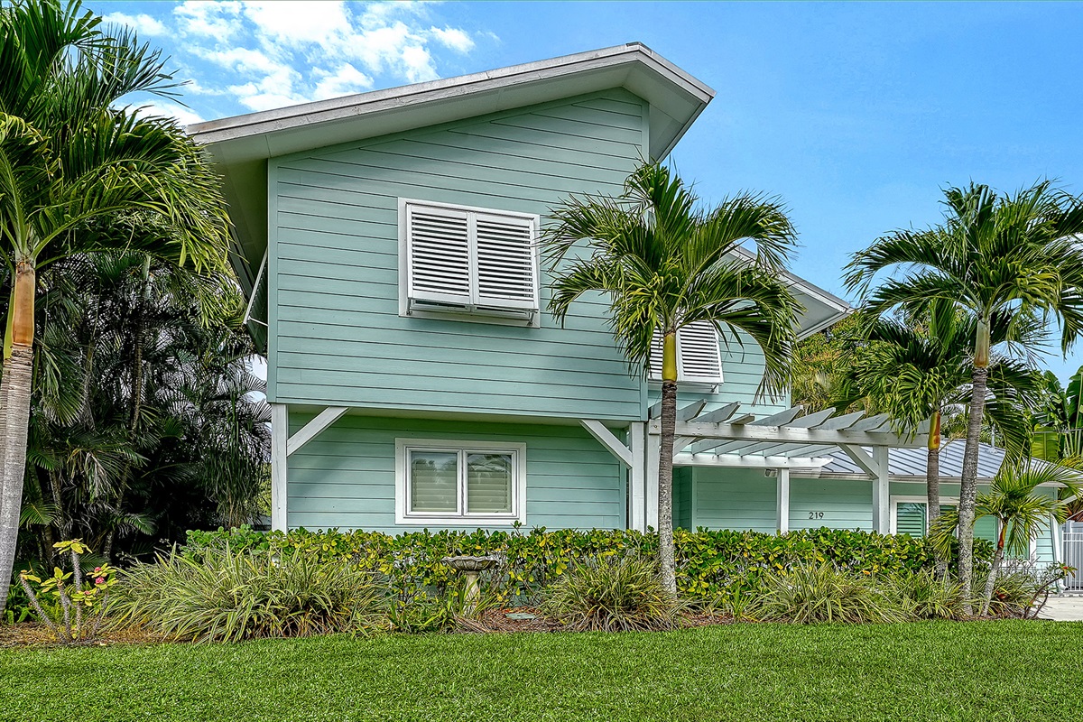 Beach vibes and short walk to the Bay