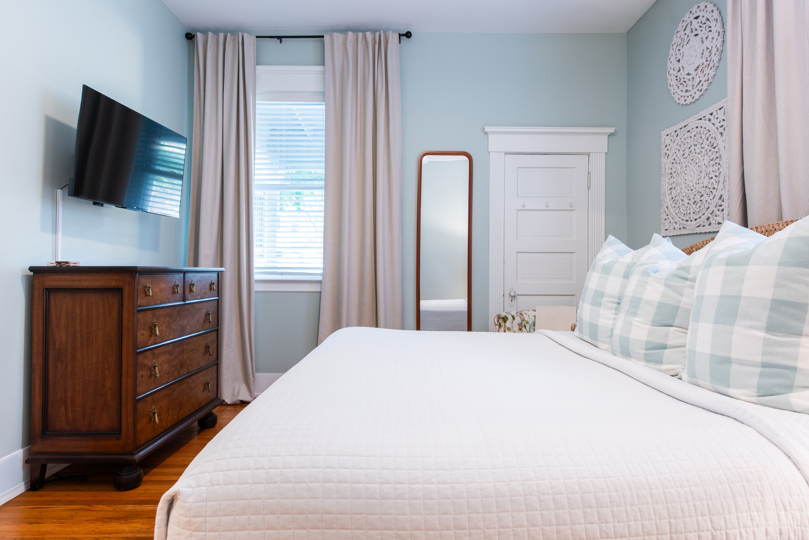 1st Floor 2nd Bedroom ~ King Size Bed ~ 45" Smart TV