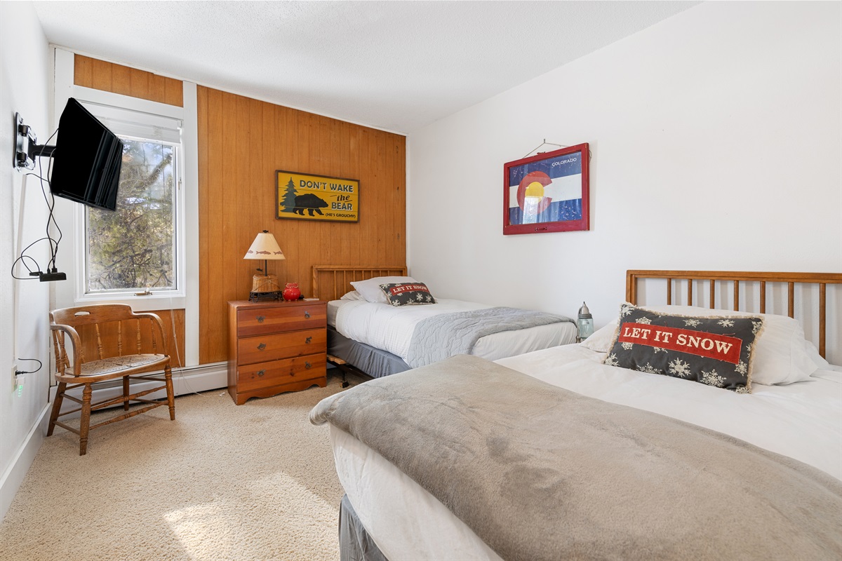 Twin bedroom with TV