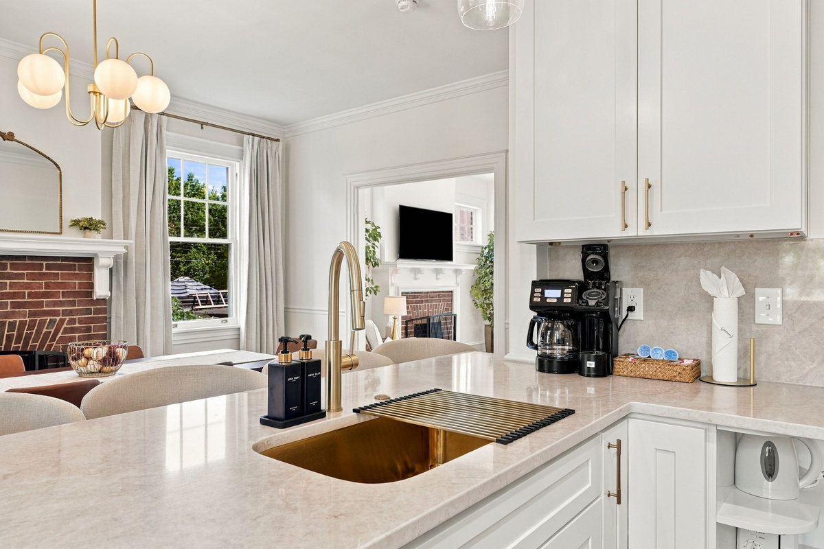 Kitchen: Modern elegance with a stylish island, perfect for gatherings and gourmet meals!