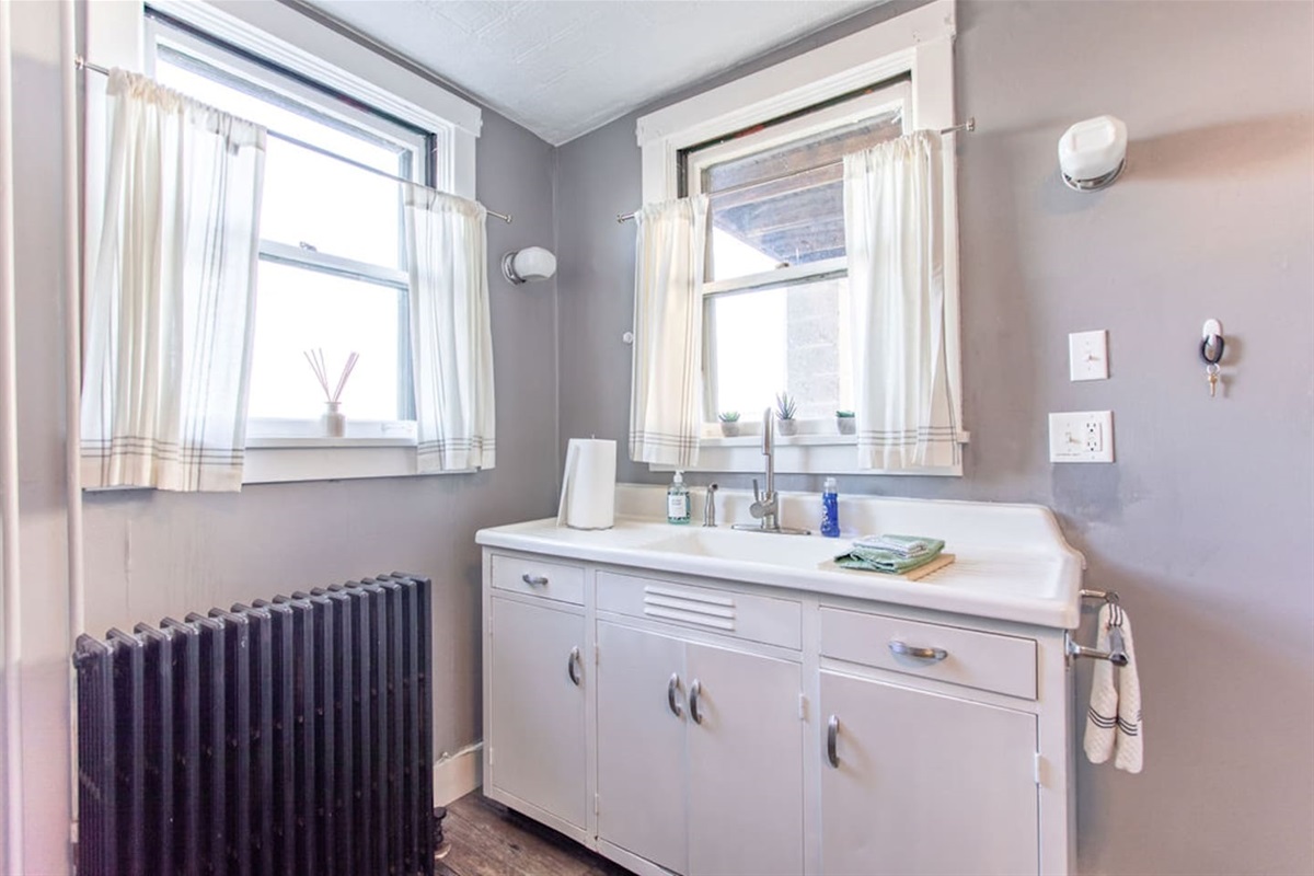 Vintage sink in full kitchen
