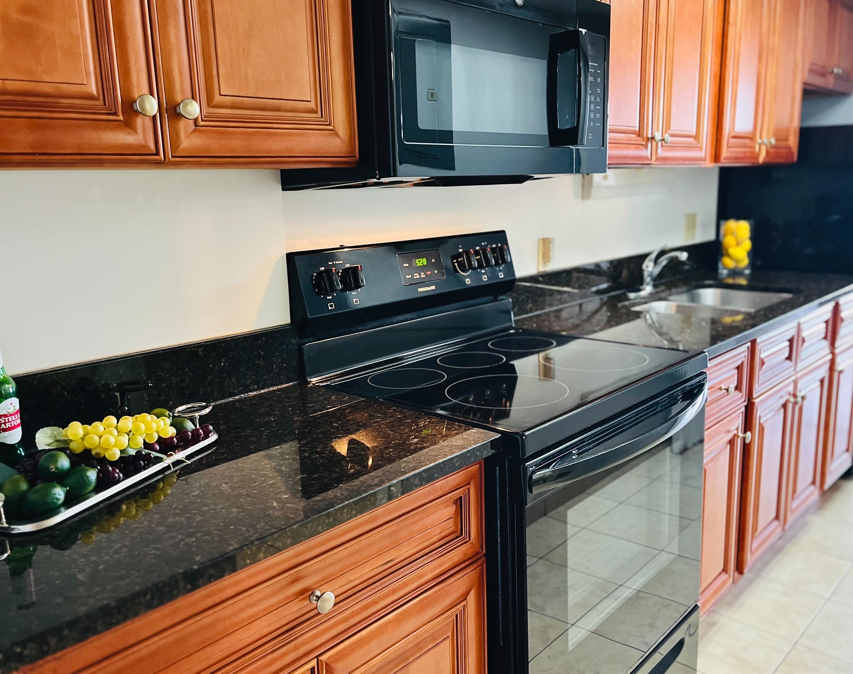 Discover a modern kitchen equipped with all essentials, allowing you to prepare meals with a view of the ocean.