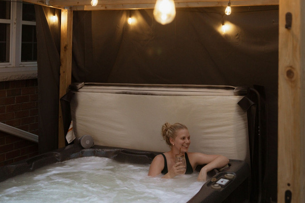 6-person hot tub for unwinding together, day or night.