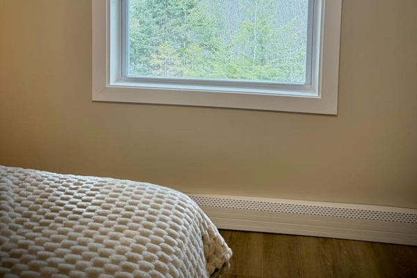 Unit B Bedroom Queen Bed