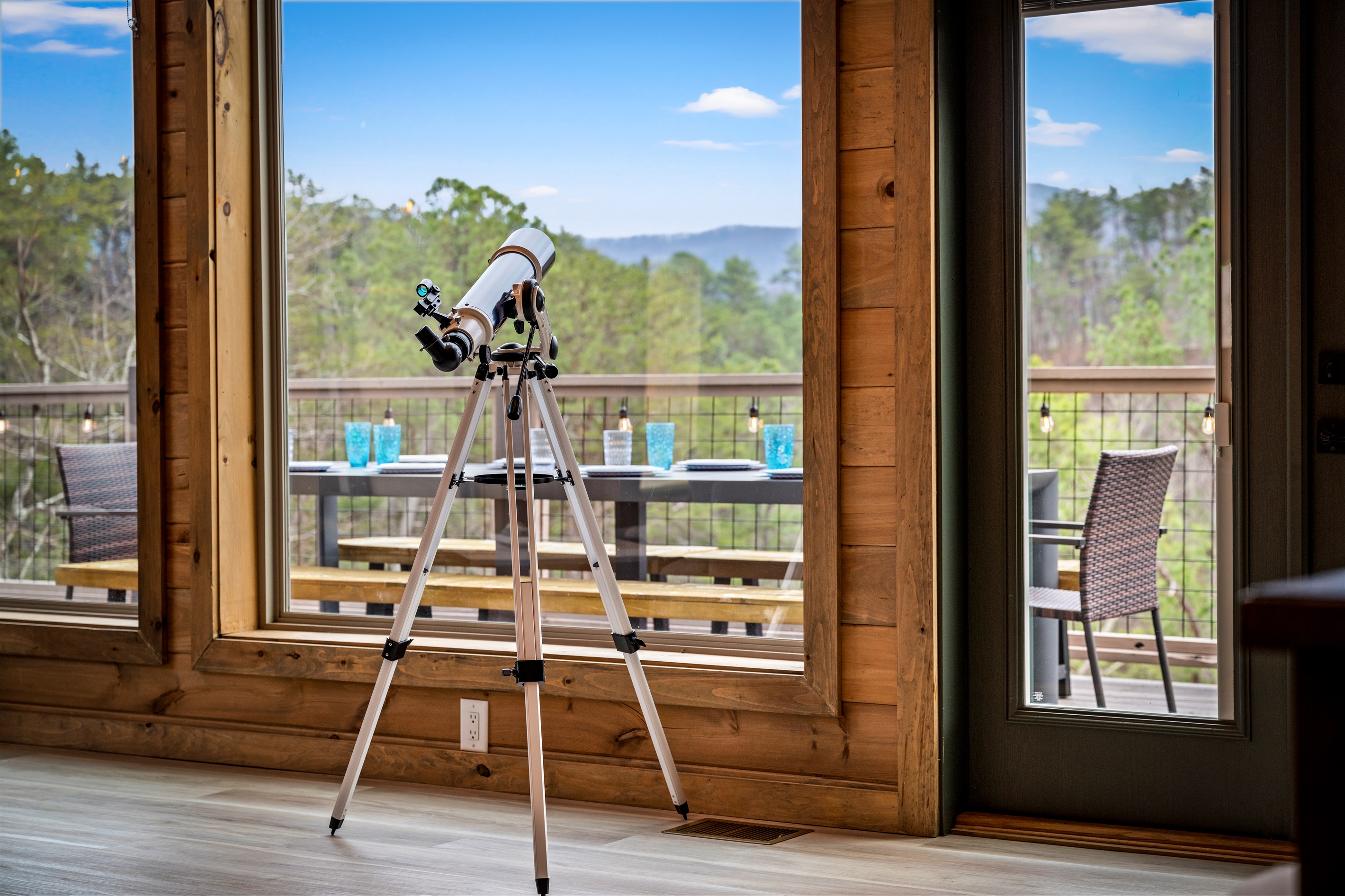 A quiet moment with the mountains right outside your window. Step closer to the views with the in-cabin telescope, then head out to the deck for breakfast, sunset dinners, and fresh Smoky Mountain air.🔭