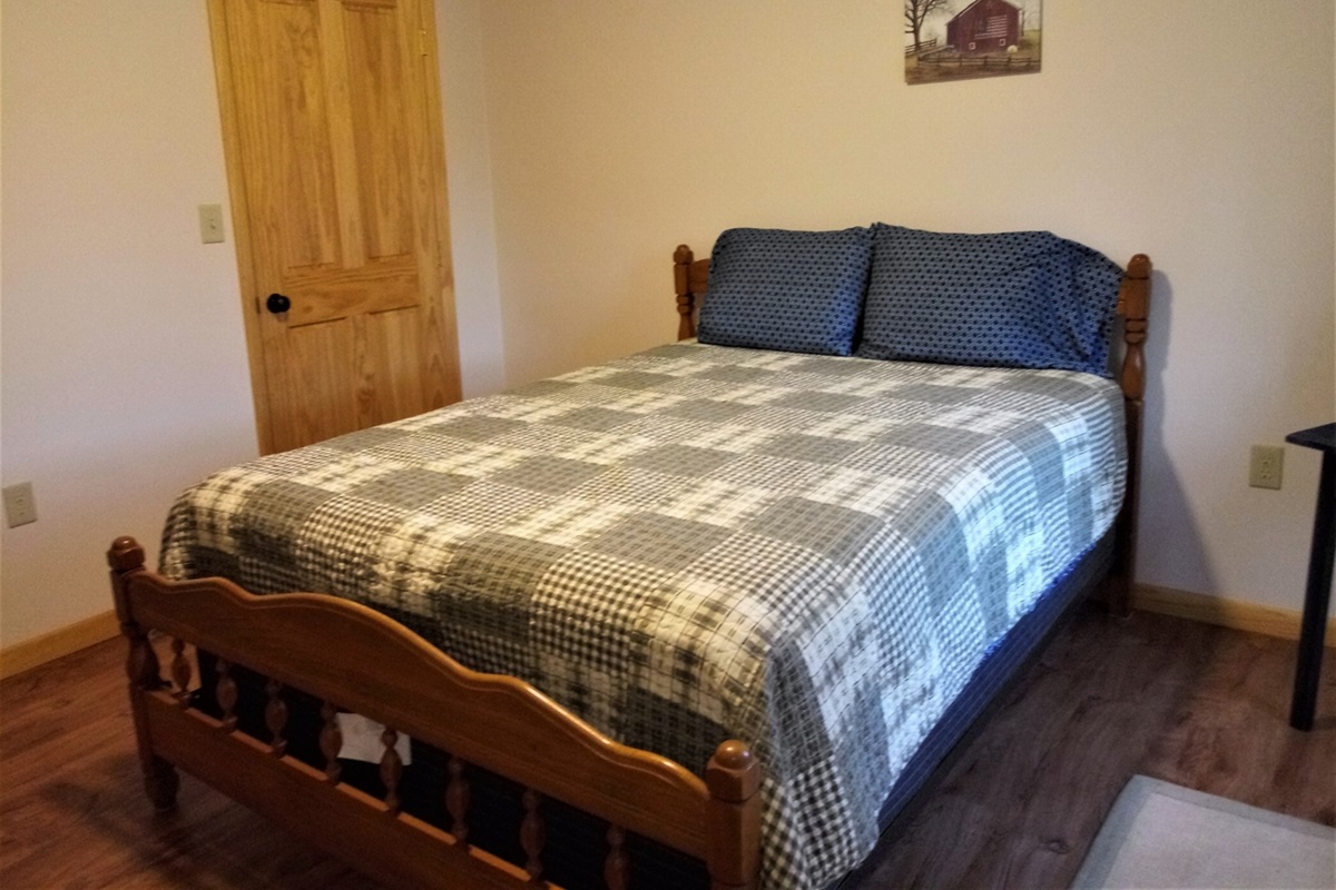 Second bedroom with a queen bed