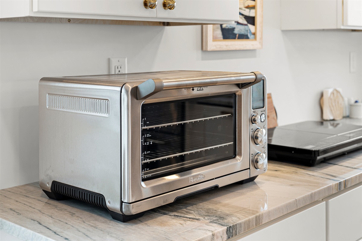 Cook and bake effortlessly with the in-unit oven.