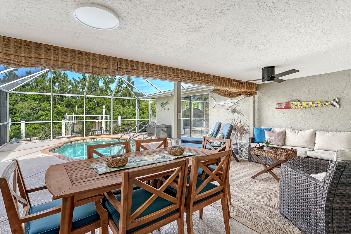 Outdoor dining & several outdoor seating options 