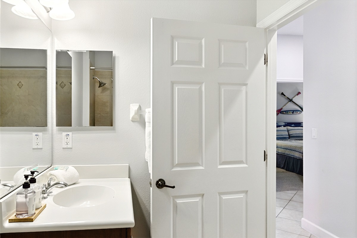 🚿🧼 Bright, clean, and easy-breezy—this hallway bath is perfectly set up for beach days, with a spacious vanity, fresh towels, and a walk-in shower just steps away. 🌊✨
