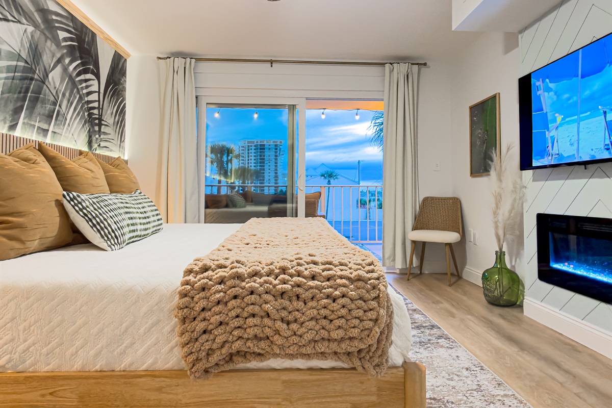 Enjoy your morning coffee and a light breakfast right in bed. The chunky knit blanket is perfect for a lazy morning indoors.