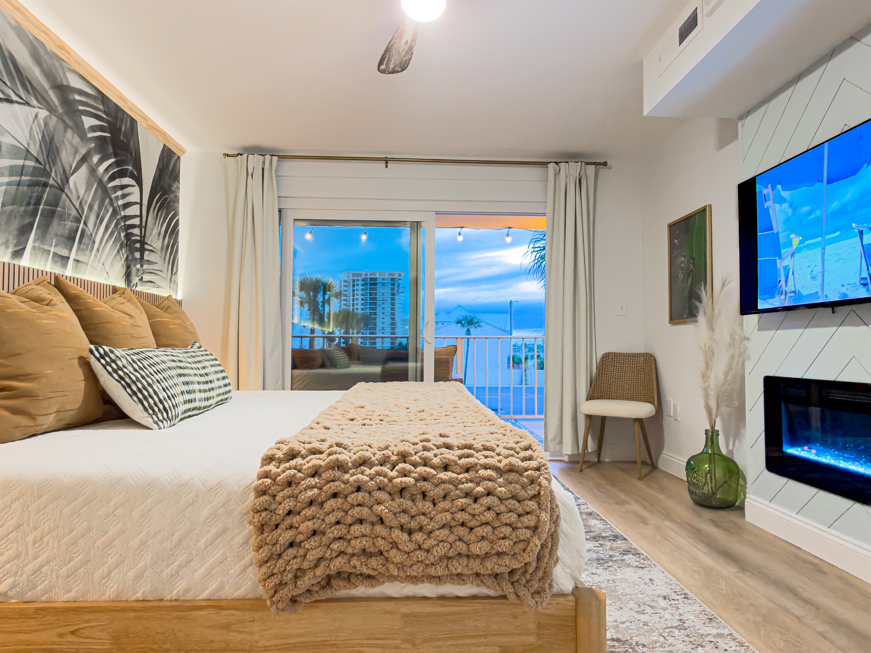 Enjoy your morning coffee and a light breakfast right in bed. The chunky knit blanket is perfect for a lazy morning indoors.