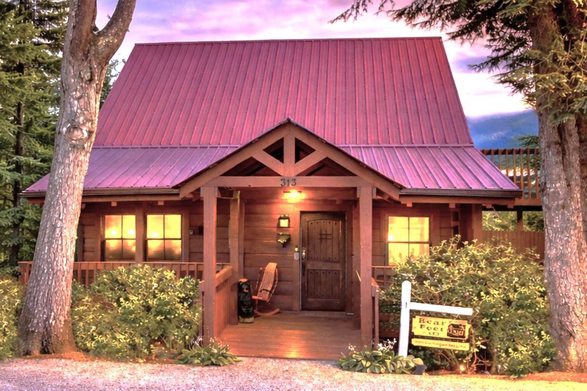 Luxury Smoky Mountain log cabin with National Park views — peaceful, private, and minutes to downtown Gatlinburg.