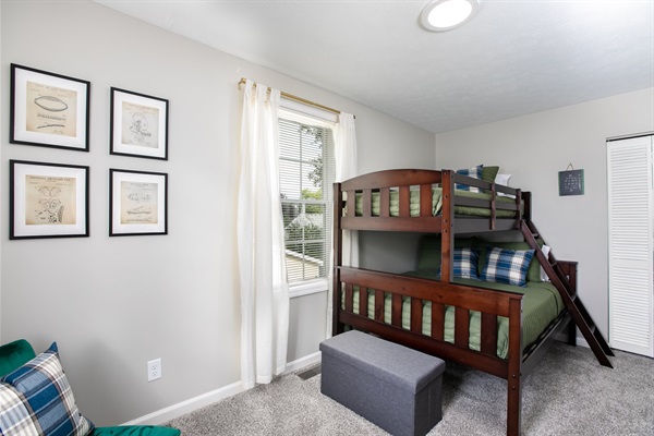 Cozy 4BR 3BA Home 1.2 Mi Walk to ND, photo 16