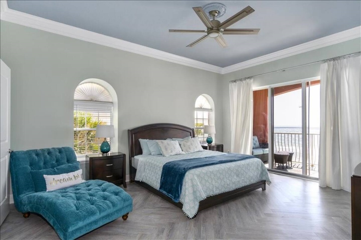 Master suite - overlooks the beach