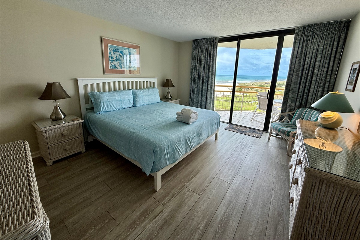 Spacious Oceanfront Master Bedroom w/King Bed