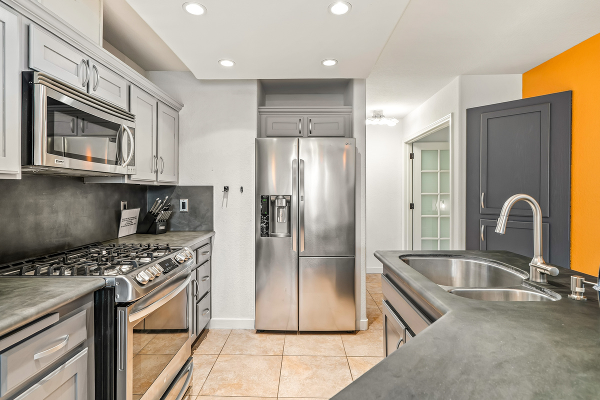 ice maker and water dispenser
