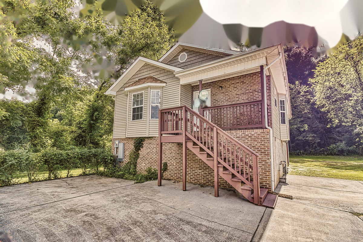Pigeon Forge Cabin, Charming cabin retreat with lush greenery and inviting stairs, steps from adventure!