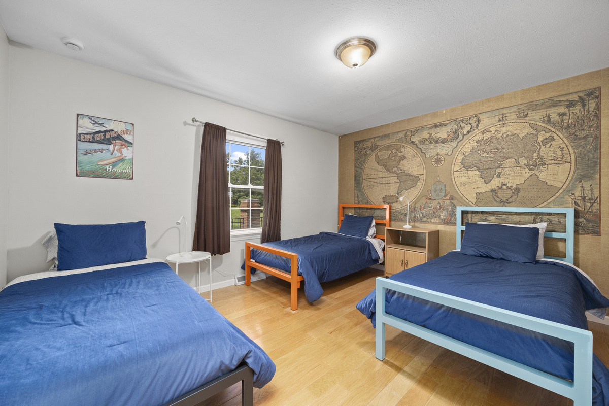 Bedroom 3 has 3 Twin Beds
