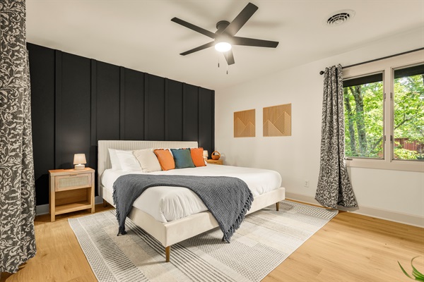 Upstairs master suite with private en-suite bathroom. 