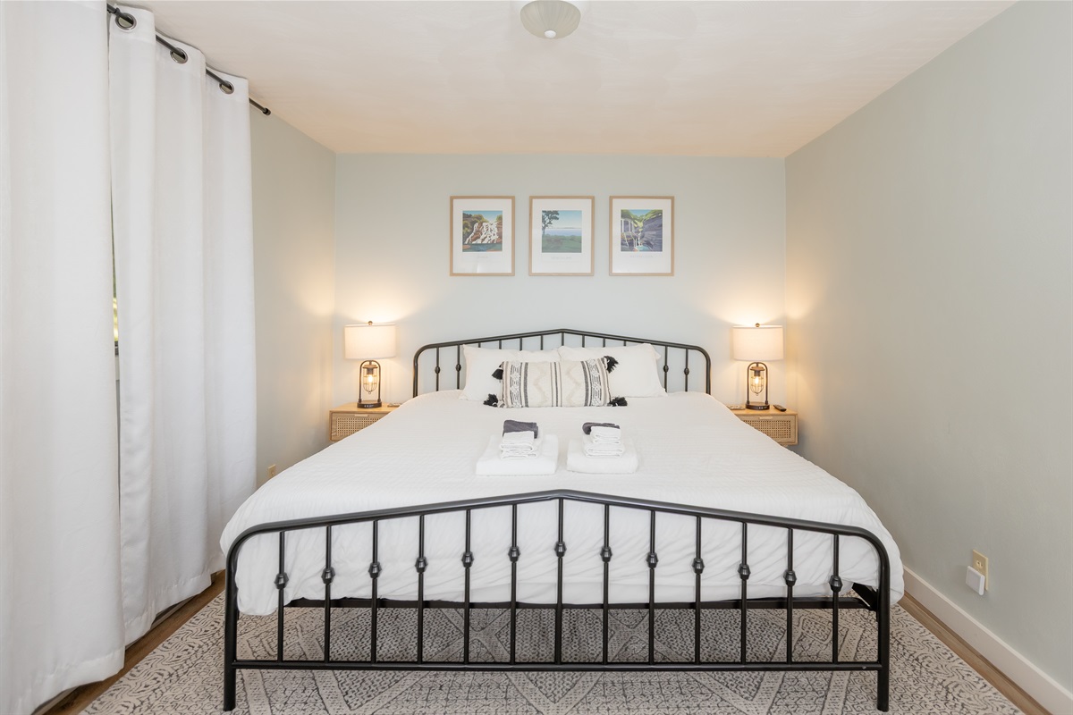 Bedroom 1 | King bed | Bathroom Access | Flatscreen TV