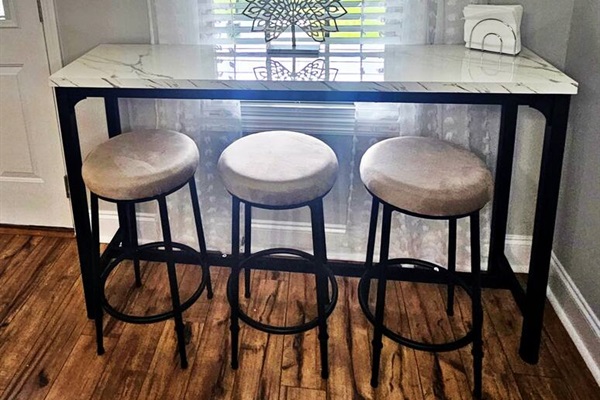 Modern & comfy seating area for 9 guests. 