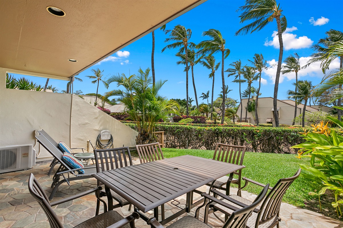The lanai features two chaise lounges and table seating for six