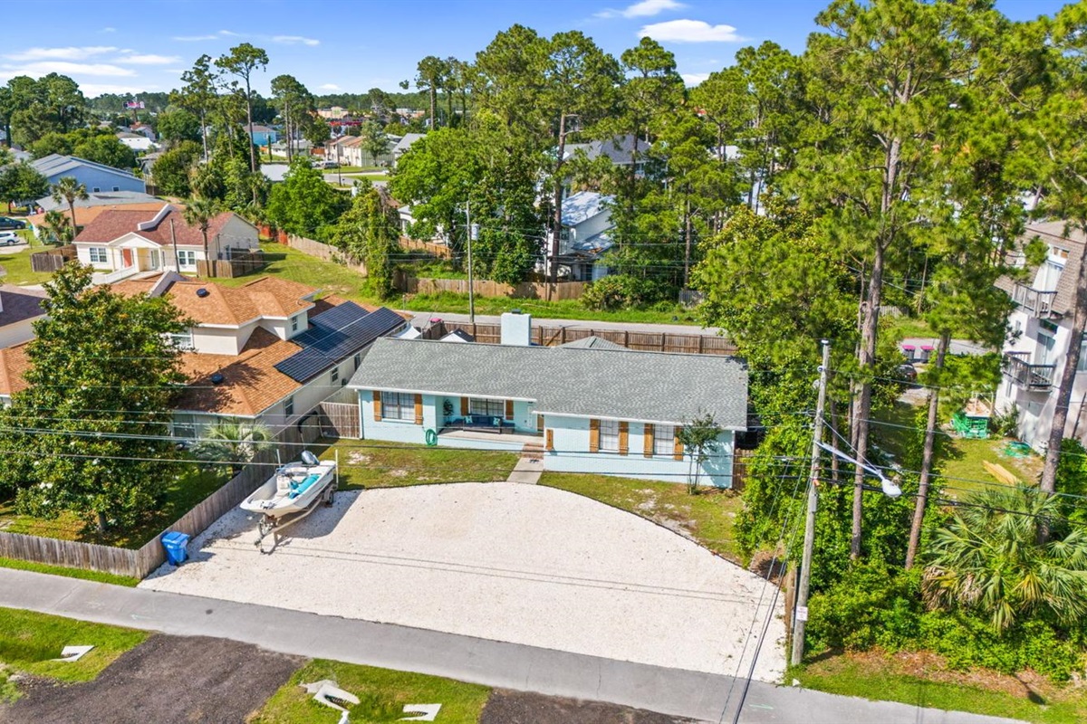 North Lagoon Getaway with plenty of parking for vehicles and trailers