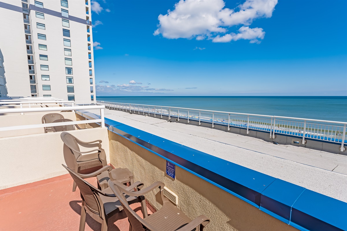 Large Balcony with Amazing Views of the Ocean🌊☀️