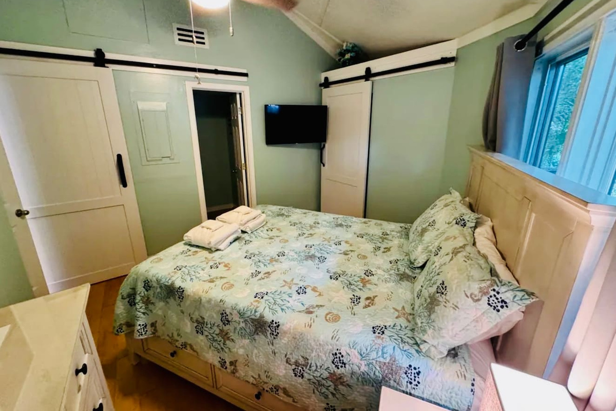 Second bedroom with Smart TV