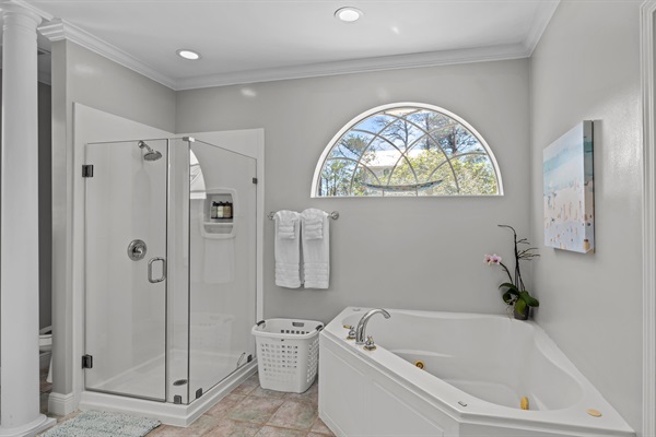 Wash away the salt and sand- unwind in the walk-in shower or soak your cares away in the tub. (jets are not functional)