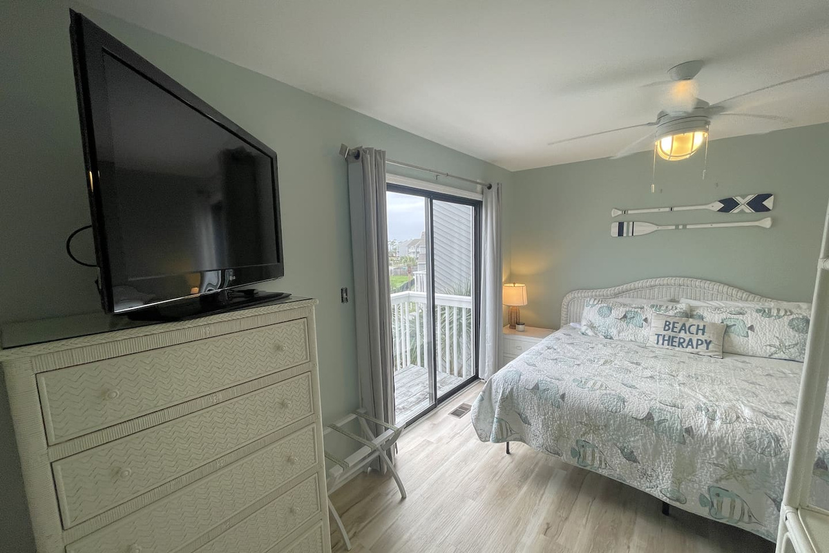 Wake up, grab the remote, and do absolutely nothing for an hour &mdash; the guest suite has its own Smart TV and no reason to rush downstairs.