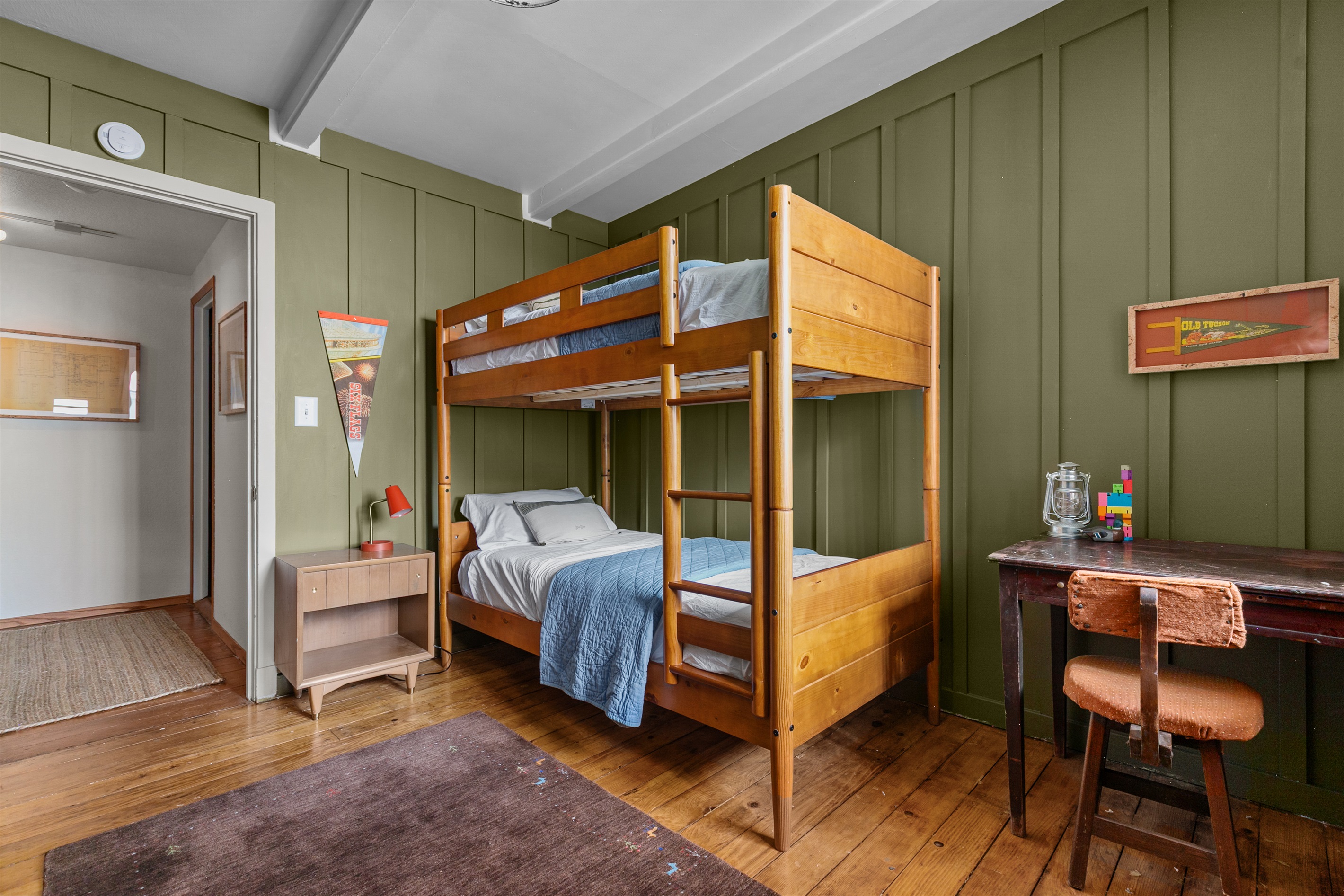 The bunk room is more than just a place to sleep — with a smart TV and a desk, it’s a flexible space for both fun and function. Kids can watch their favorite shows, or guests can use the desk for games, reading, or catching up on a little work.