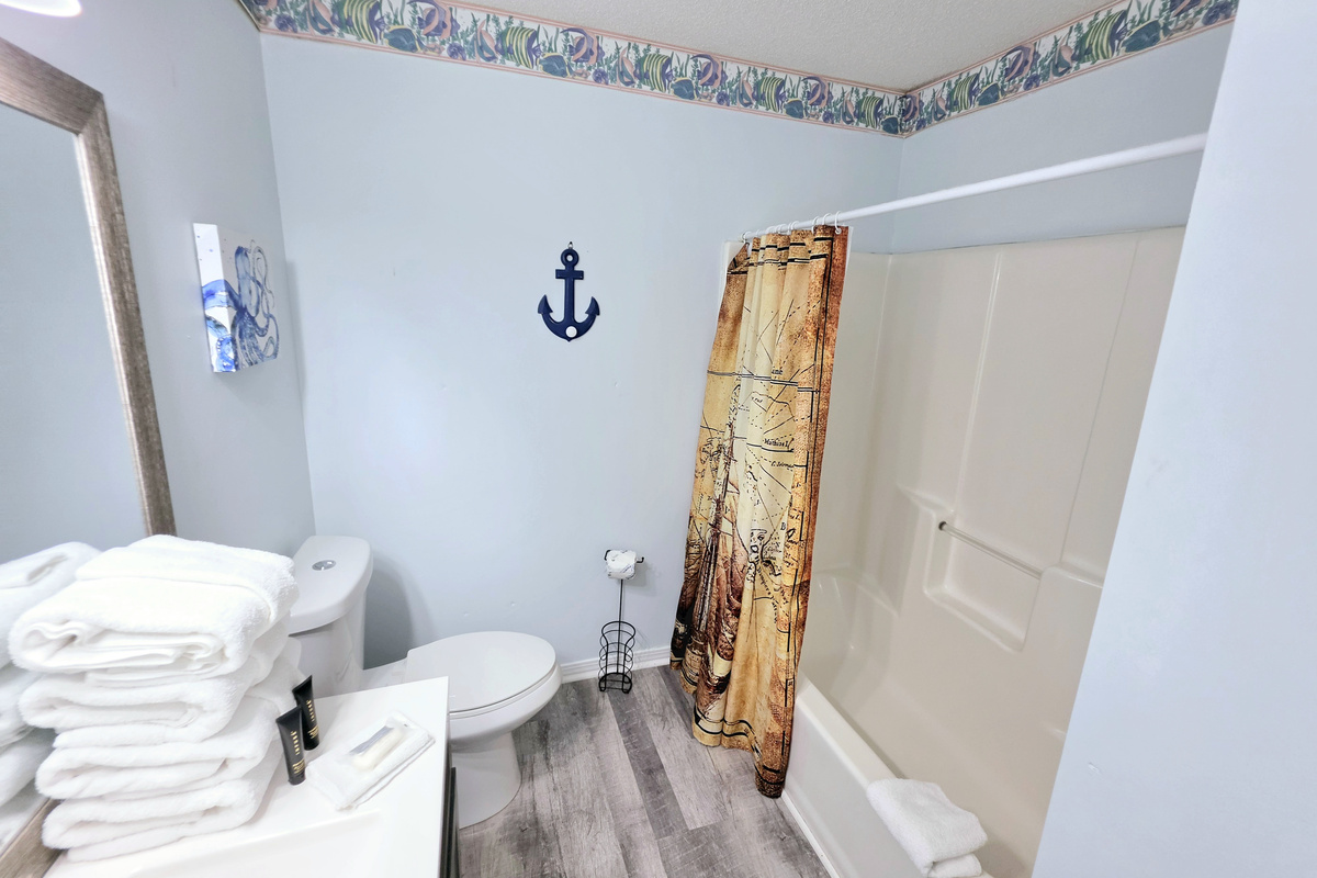 Hideaway side – Second full bathroom, stocked with fresh towels