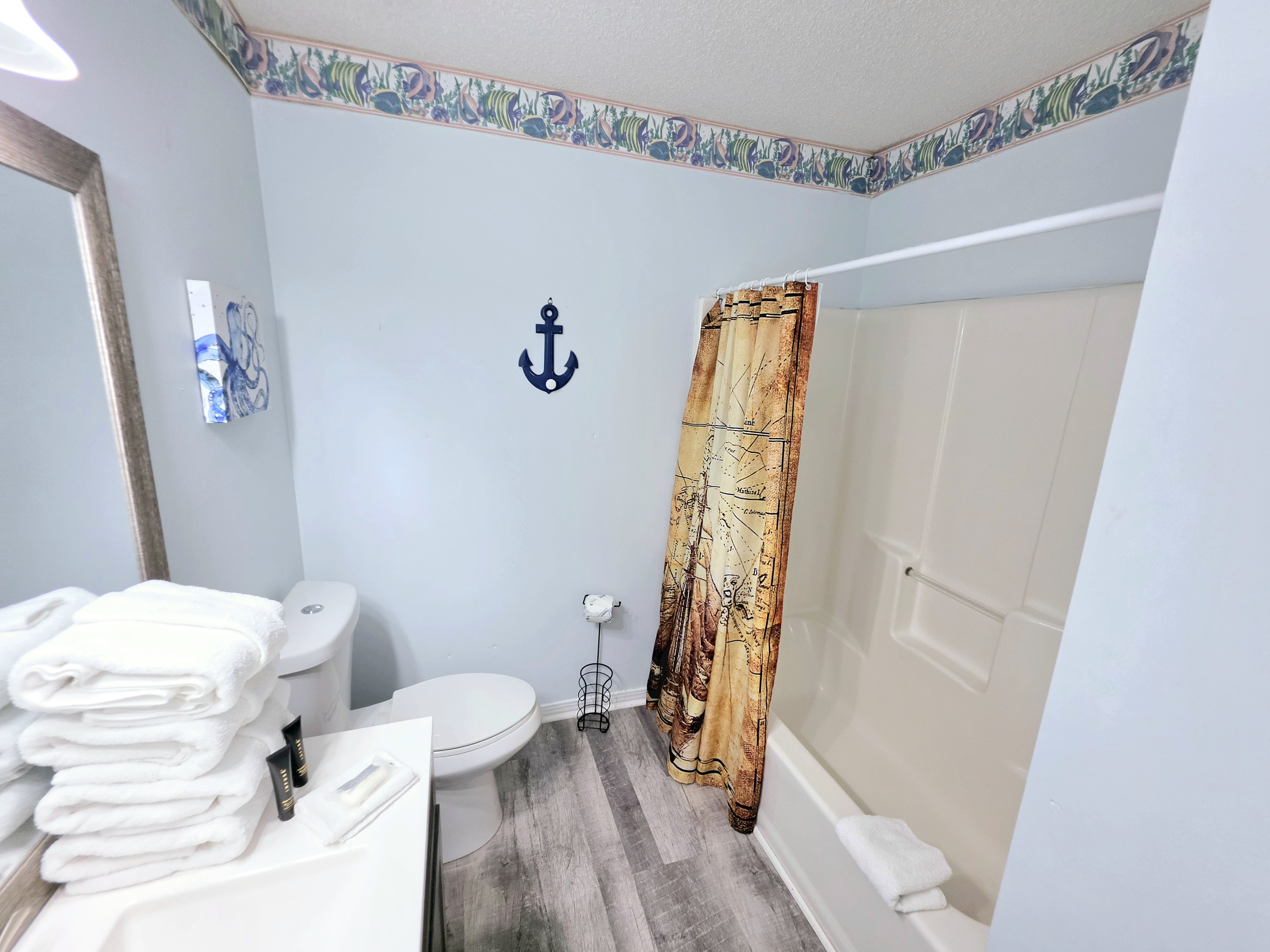 Hideaway side – Second full bathroom, stocked with fresh towels