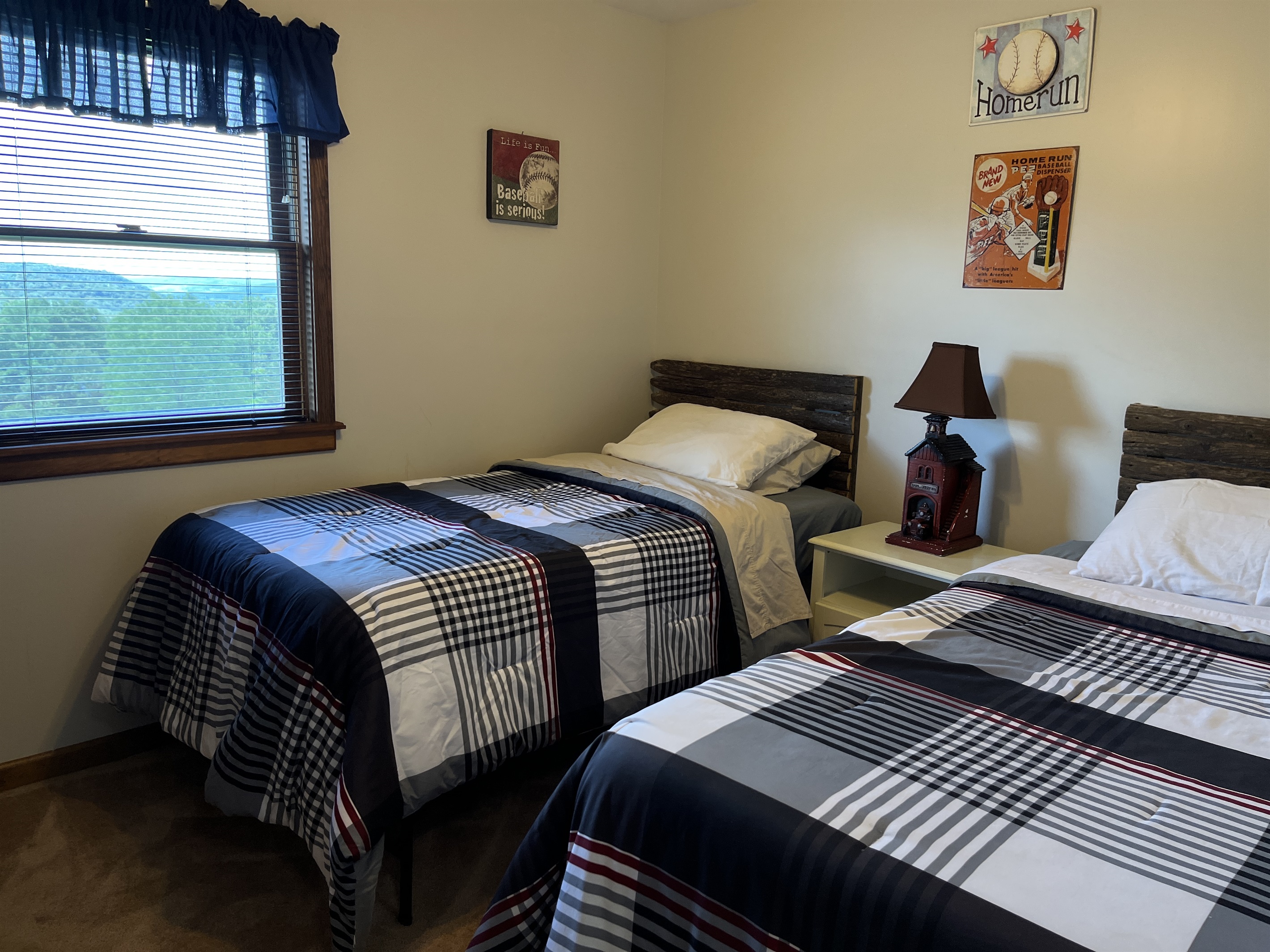 Bedroom with 2 twins